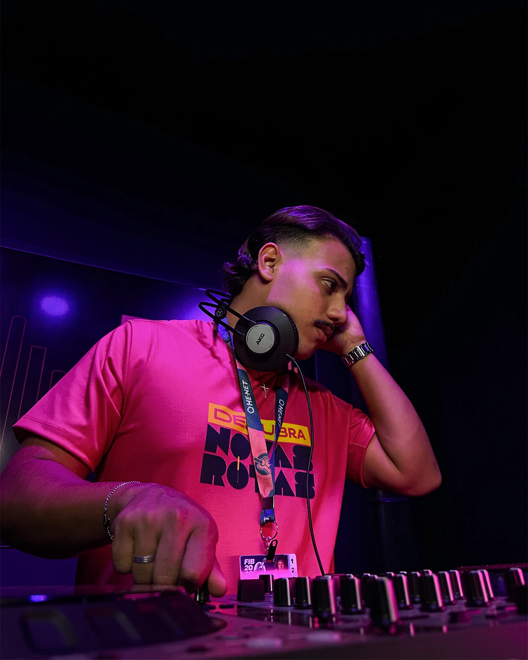 DJ durante a experiência musical da ativação